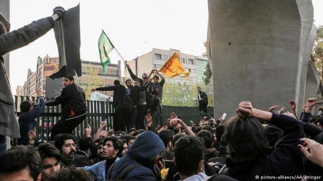 تصویری از تجمع دانشجویان و اعضای پایگاه های بسیج در دانشگاه تهران علیه دولت حسن روحانی