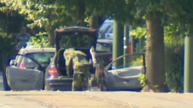 پلیس بلژیک در حال بازرسی خودرو مشکوک