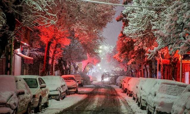 Heavy snow shuts down Tehran roads airports 1