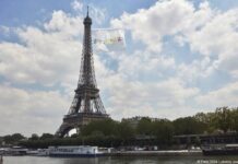 پرچم بزرگ المپیک ۲۰۲۴ پاریس بر فراز برج ایفل به اهتزاز در میآید