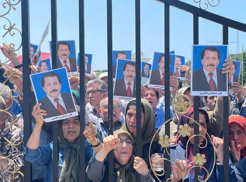 عبدالوهاب فرجی با نام مستعار افشین؛عبدالوهاب فرجی کشته شده در اشرف-۳ که با نام علی مستشاری معرفی شده، یکی از هم تیمی های مهدی کتیرایی و از فرماندهان واحدهای ترور سال ۱۳۶۰ در تهران بود. او همچنین با نام مستعار افشین از فرماندهان پایگاه آموزش چریکی با نام های ملک مرزبان و جزی در سلیمانیه و کرکوک عراق در سال ۱۳۶۴ بود. در عملیات فروغ یا مرصاد نیز از معاونین یکی از محورهای عملیاتی بود. در دهه های بعد نیز از مسئولین حفاظت مسعود رجوی و مریم رجوی بود.